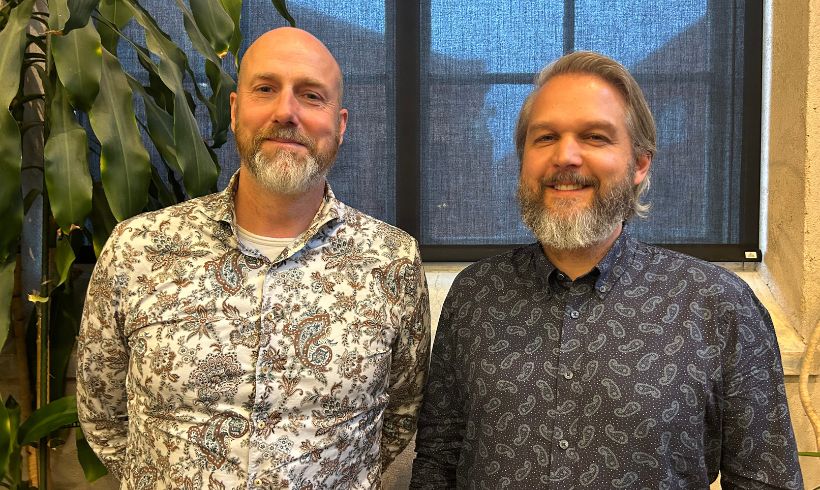 Två män ler mot kameran.