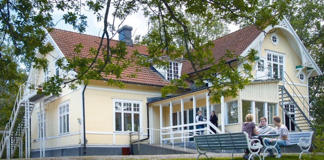 Ett stort gult trähus.