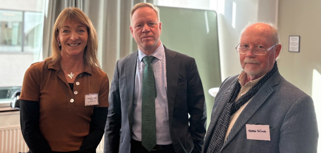 En kvinna och två män.