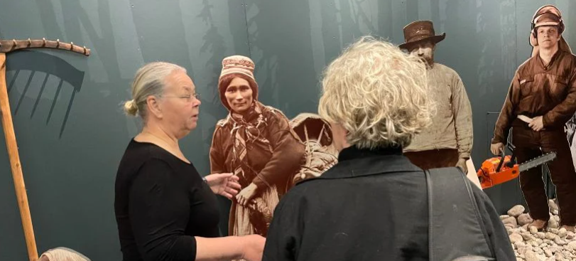 En man står vid ett skrivbord på ett kontor.