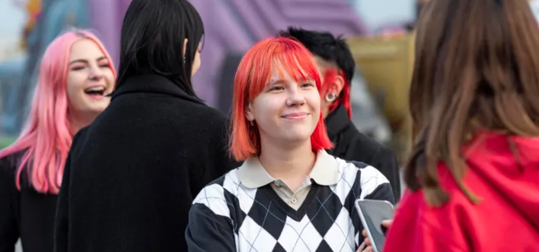 Unga personer med olika frisyrer och färg på håret.