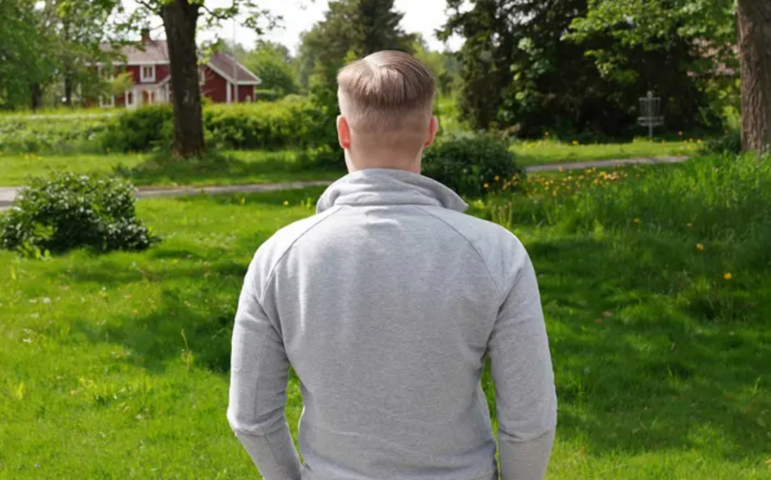 En ung kvinna ler mot solen.