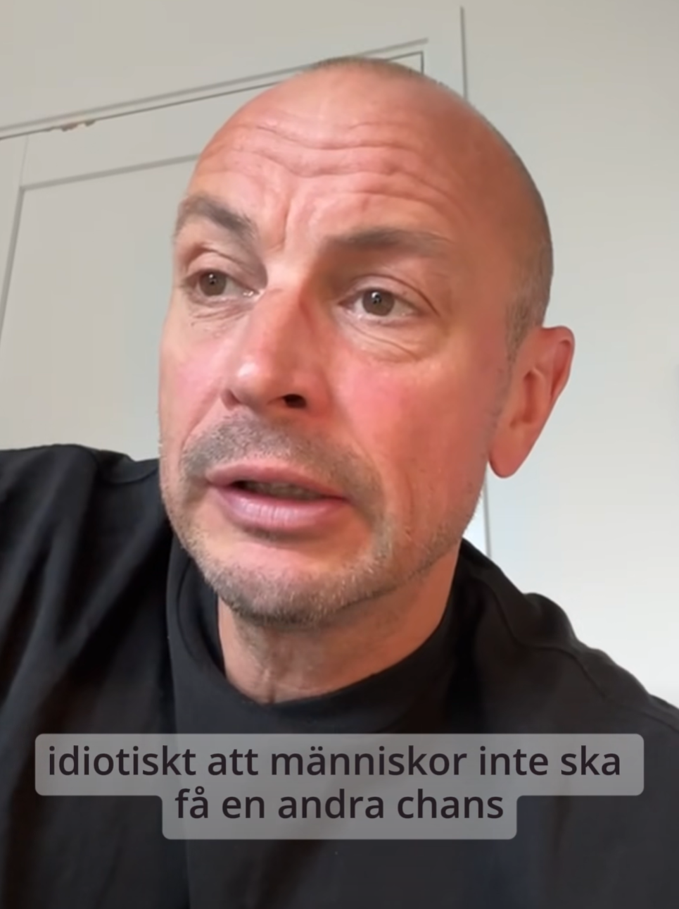 En man talar in i sin mobilkamera.