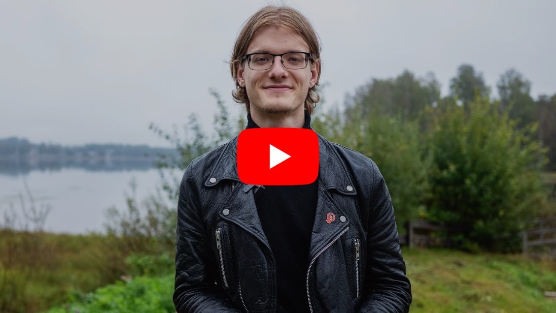 Ung kille med glasögon och skinnjacka.